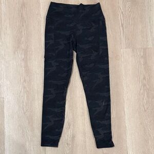 Vuori Women’s Black and grey Camouflage Leggings